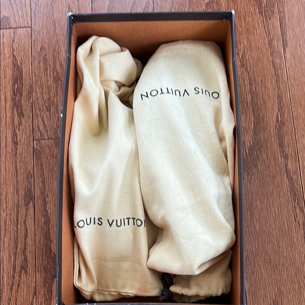 Louis Vuitton Woodcut Sandal . Size 36. Brown leather with gold metal logo. - Picture 2 of 7